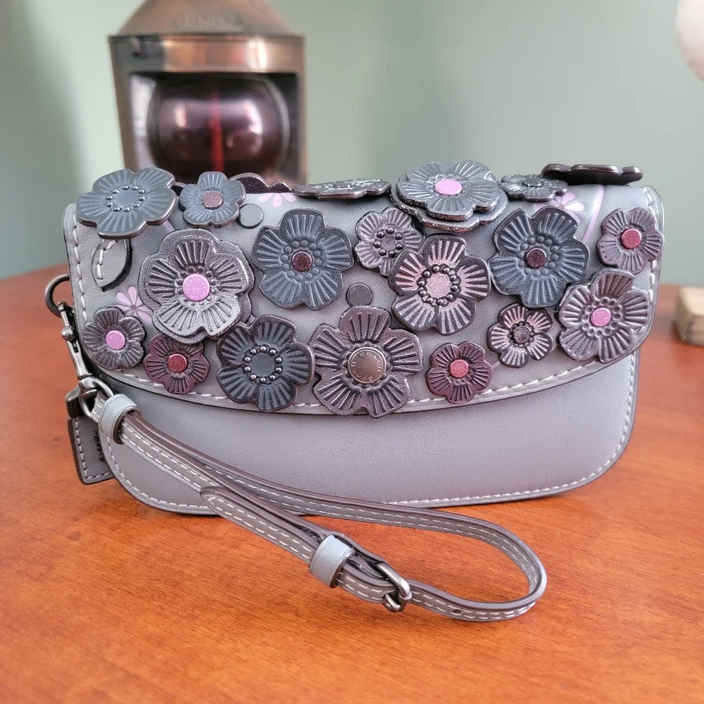 Coach 23536 1941 Tea Rose Applique Gray Leather Wristlet Clutch